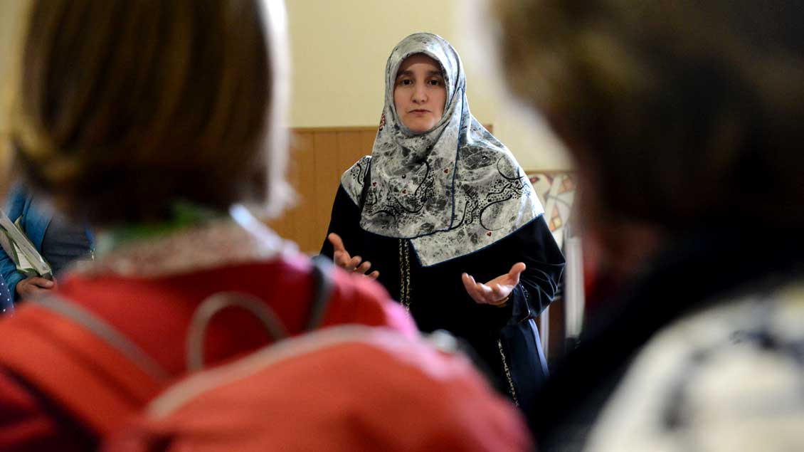 Beim „Speed-Dating“ in Cloppenburg sollen sich Muslime und Christen besser kennenlernen. Unser Archivbild entstand beim Besuch von Christen in einer Moschee während des Katholikentags 2016 in Leipzig.