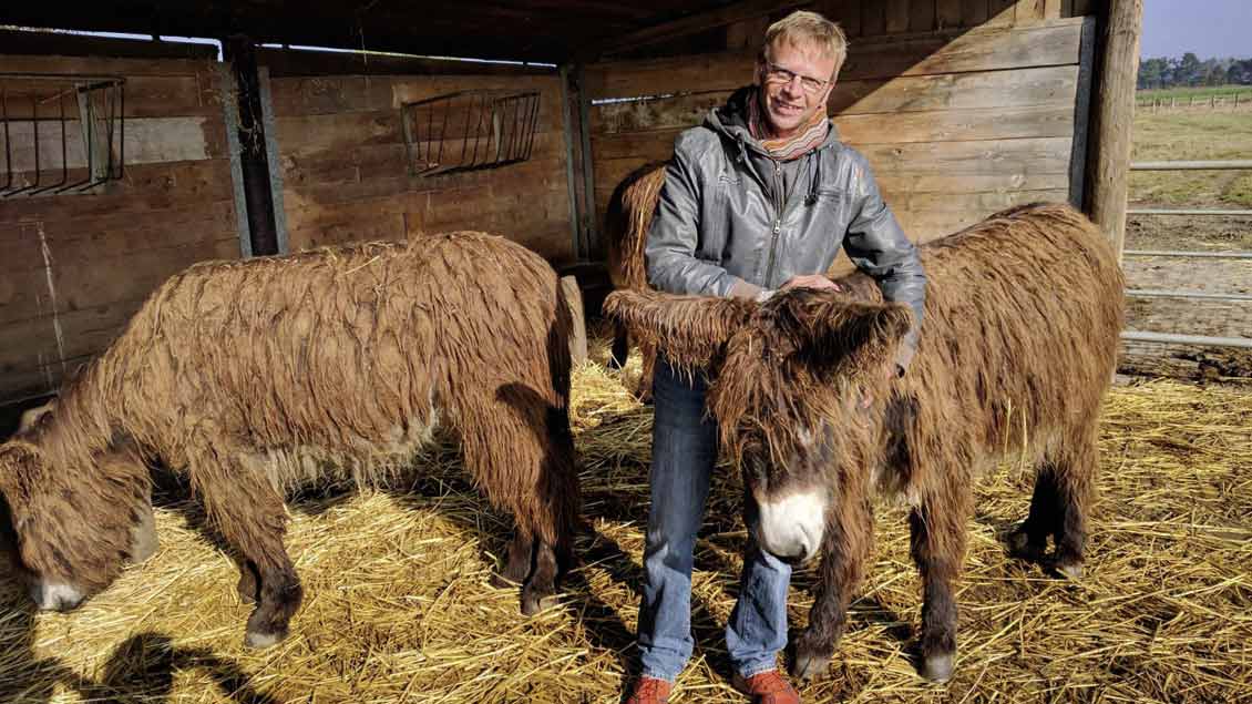 Rainer Hagencord freut sich über die beiden Poitou-Esel am Haus Mariengrund. Foto: privat