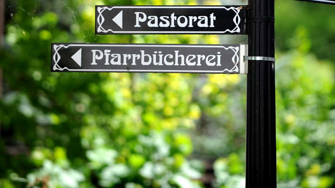 Die katholischen Büchereien im Bistum Münster verlieren trotz Konkurrenz durch digitale Medien und Internet nicht an Attraktivität. Unser Bild zeigt ein Hinweisschild in Lippetal-Herzfeld.