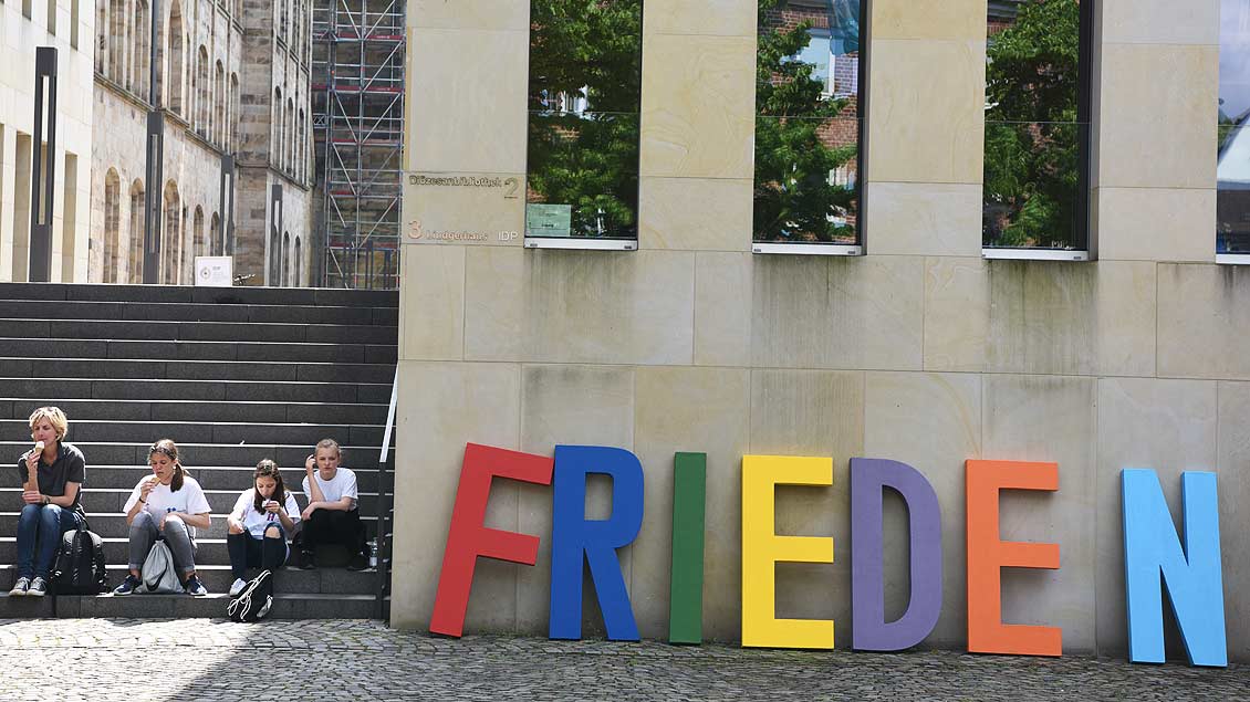 Das Motto des Katholikentags "Suche Frieden" hatte seinen festen Platz beim „AufKLANG“ in Münster. | Foto: Michael Bönte