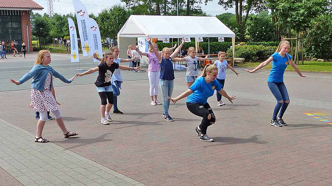 Messdienerinnen üben bei einem musikalischen "Flashmob" einen Tanz ein. | Foto: Franz Josef Scheeben