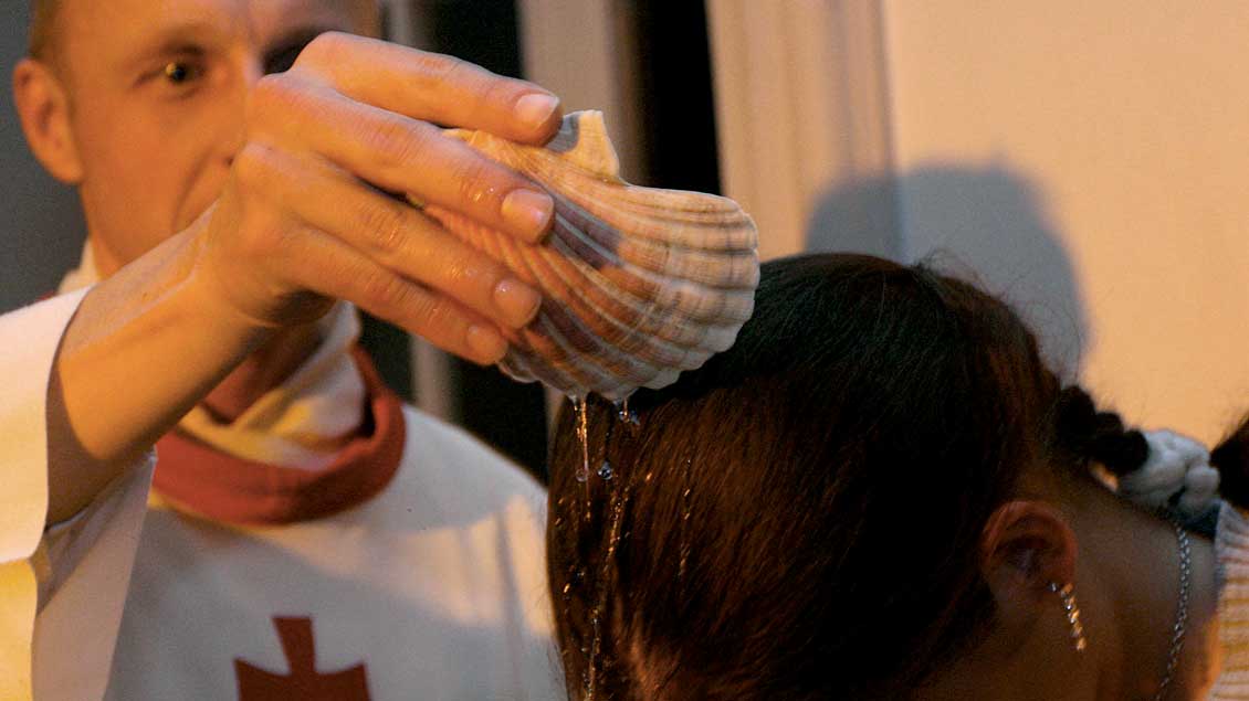 Taufe einer Frau. Symbolfoto: KNA