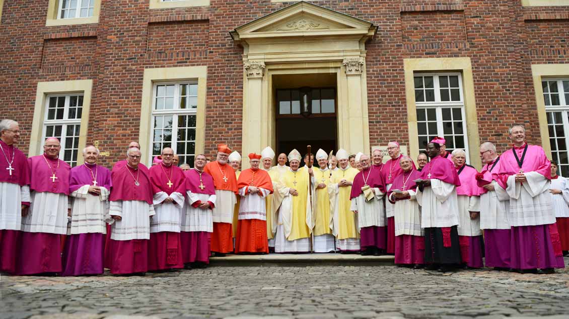 Gruppenfoto mit allen Kardinälen und Bischöfen vor dem Bischofshaus - ein Andenken an die Bischofsweihe von Rolf Lohmann. | Foto: Michael Bönte