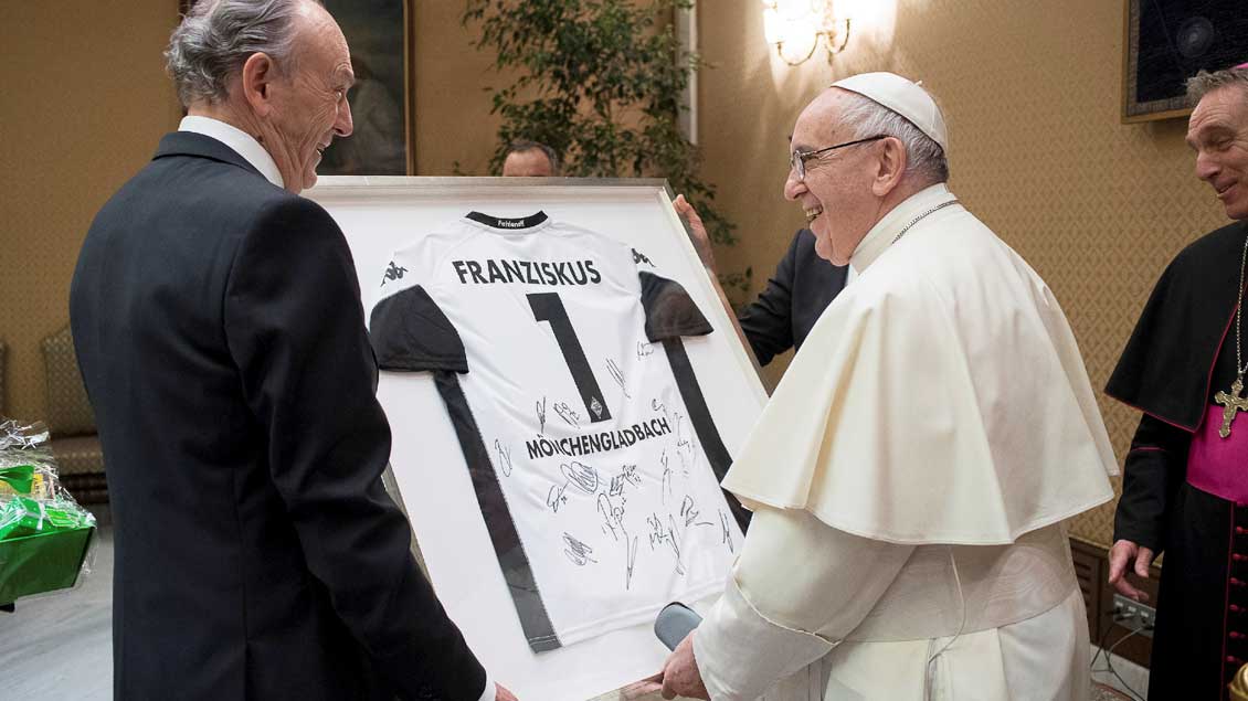 Rolf Königs, Präsident von Borussia Mönchengladbach, mir Papst Franziskus. Foto: Reuters