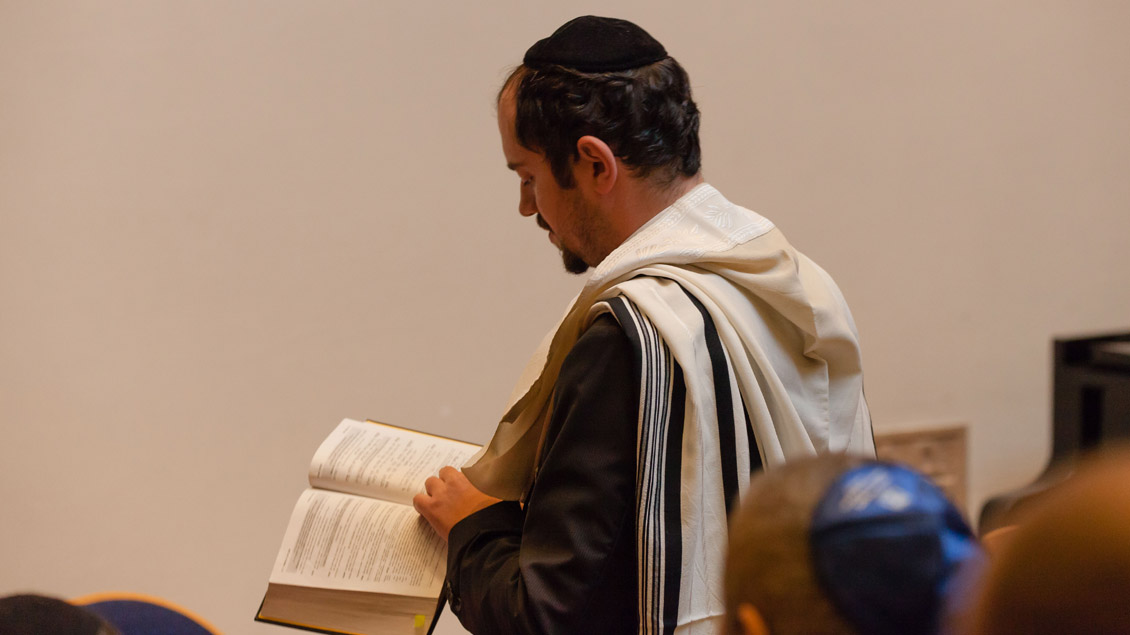 Vor der Abschlussveranstaltung trafen sich die einzelnen Religionen zum Gebet - hier die Juden.  | Foto: Christof Haverkamp