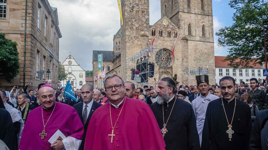 In einer Prozession ging es zum Marktplatz, angeführt von den Bischöfen Felix Genn (links) und Franz Josef Bode.  | Foto: Christof Haverkamp