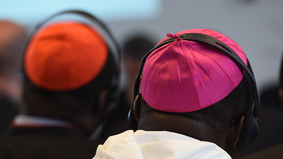 Finden Sie den Unterschied: Ein Kardinal, erkennbar an dem roten Pileolus, neben einem Bischof am dritten Tag des Weltfriedenstreffens. | Foto: Michael Bönte