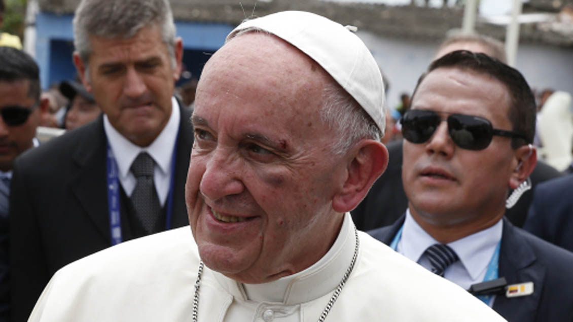 Papst verletzt sich und hat blaues Auge Foto: KNA