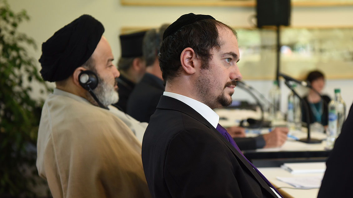 Ein Muslim sitzt neben einem Juden in dem Panel „Gebet, Krankheit und Heilung“ im Franz-Hitze-Haus in Münster. | Foto: Michael Bönte 