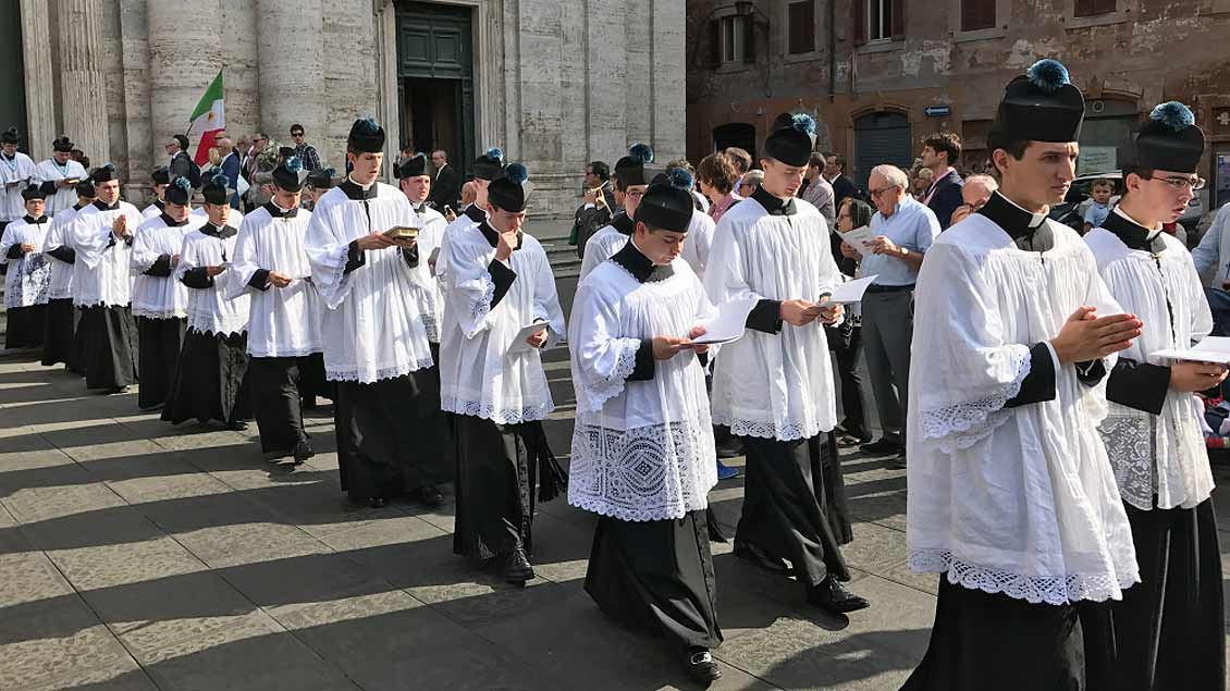 Priesterseminaristen bei einer Prozession katholischer Traditionalisten, auf der Piazza della Chiesa Nuova in Rom am Samstag, im Rahmen des mehrtägigen Programms zur Wiedereinführung der sogenannten alten Messe.