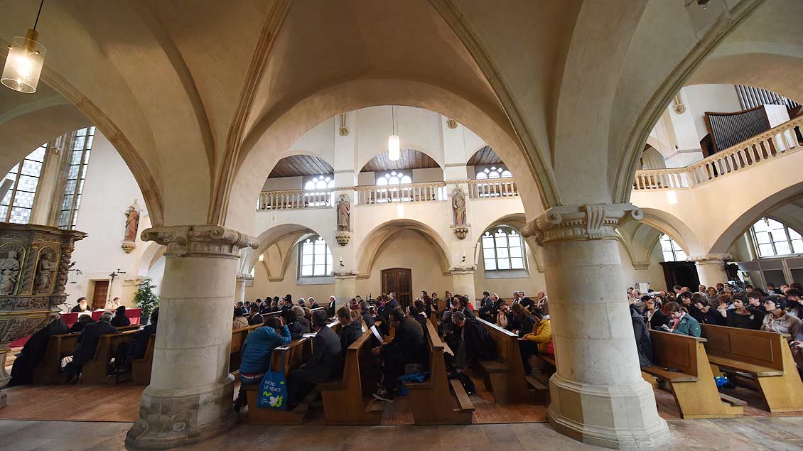 Die vollbesetzte Petri-Kirche in Münster bei einer Diskussion zum Thema "Die Christen und der Friede". | Foto: Michael Bönte