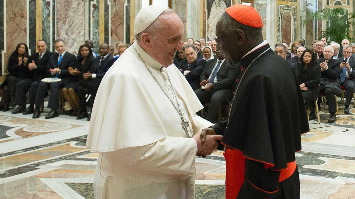 Papst Franziskus und Kardinal Robert Sarah. Foto: KNA