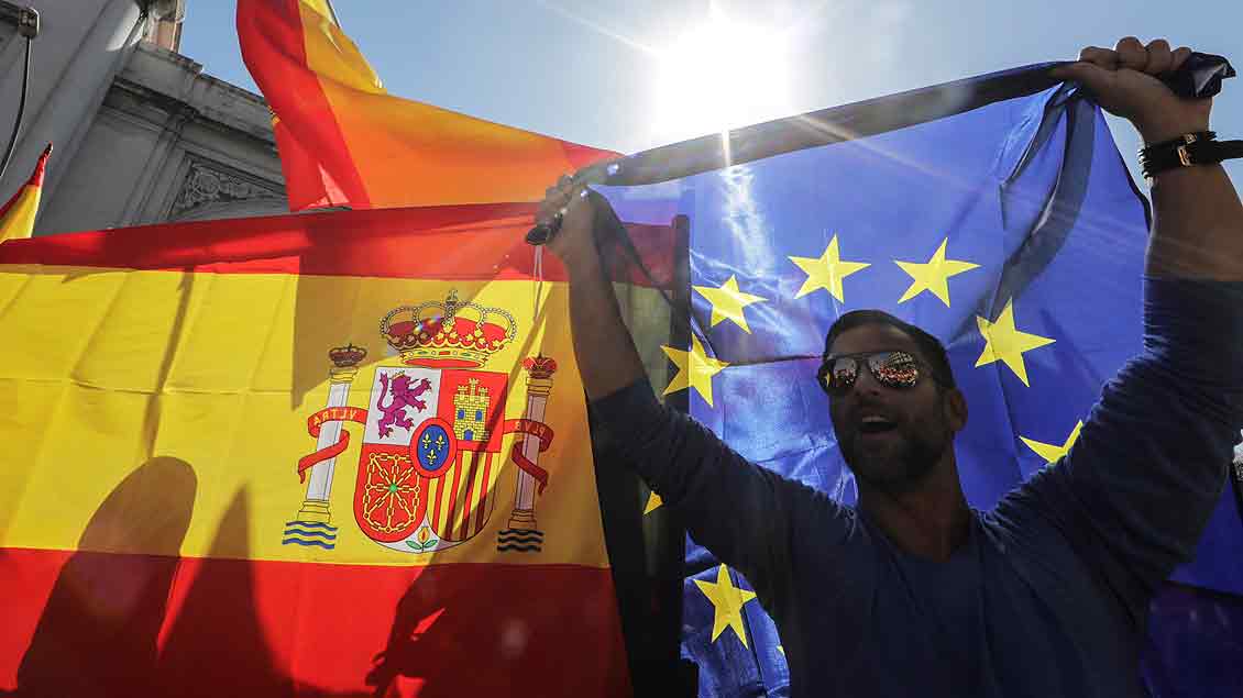 So wie dieser Mann gingen am Sonntag in der katalanischen Hauptstadt Barcelona hunderttausende Menschen gegen eine mögliche Abspaltung von Spanien auf die Straße. 