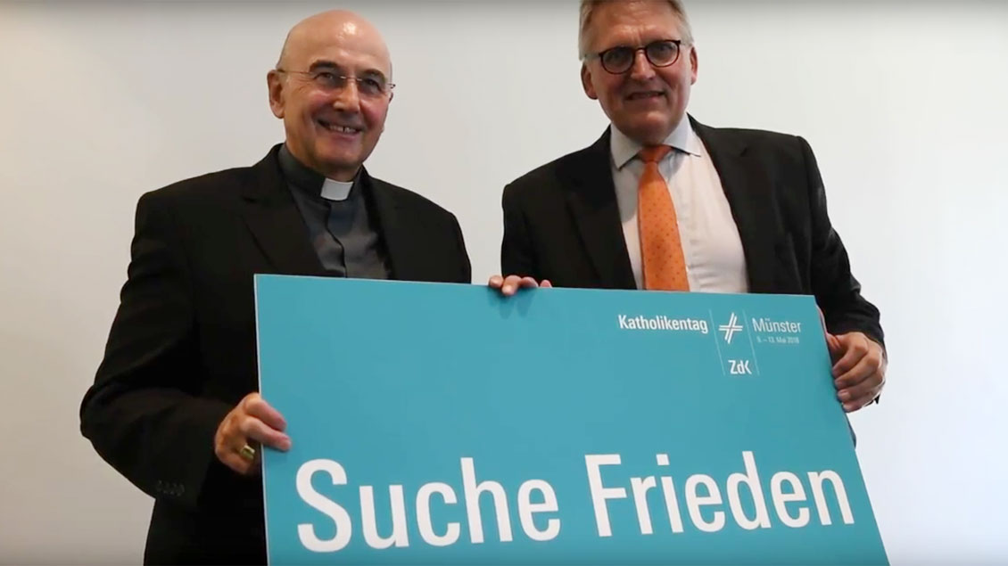 Bischof Felix Genn (li.) und ZdK-Präsident Thomas Sternberg stellen in Münster das Motto für den Katholikentag 2018 vor.