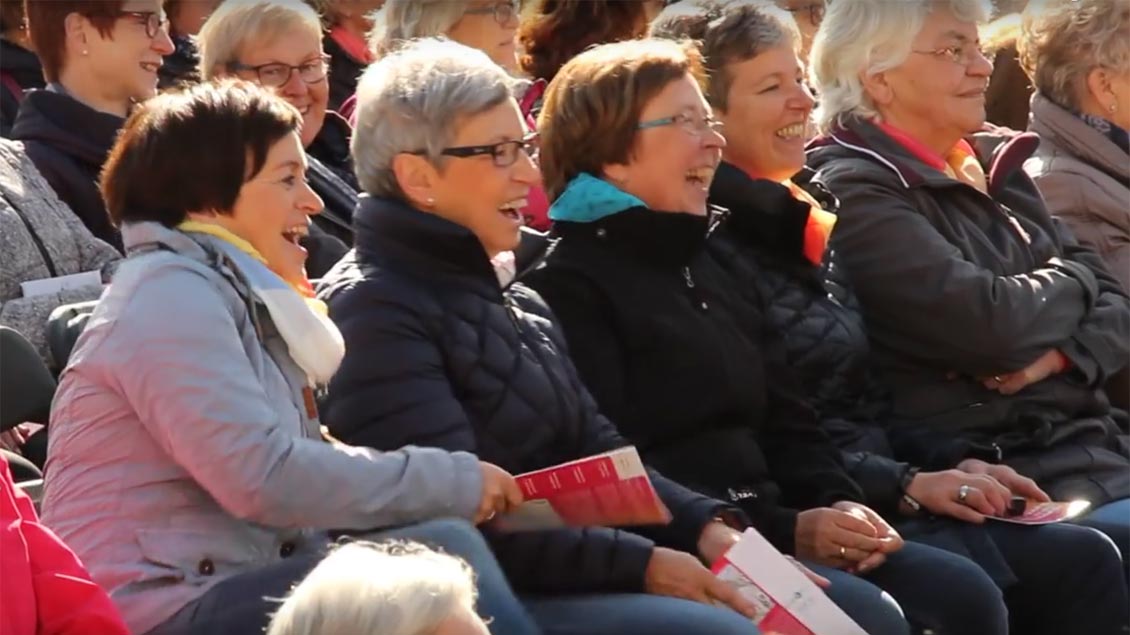3.500 Frauen feierten gemeinsam auf dem Domplatz.