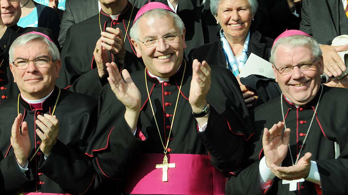 Zusammen mit dem damaligen Weihbischof Heinrich Timmerevers (Mitte) beim Besuch von Papst Benedikt XVI. in Berlin. | Foto: Michael Bönte