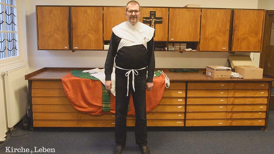 Video: Was trägt der Priester drunter?