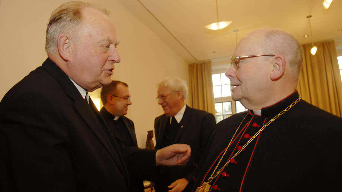 Friedrich Ostermann gratuliert Weihbischof Josef Voß (t)zu seinem 70. Geburtstag 2007.