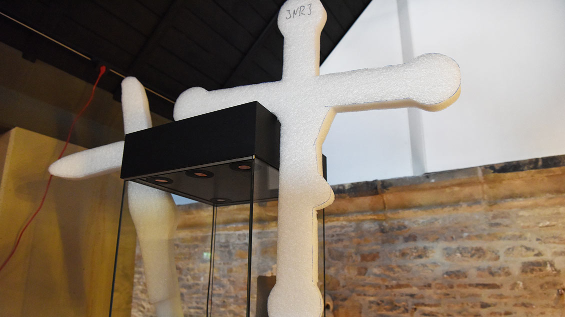 Für den Tranpsort von Kreuzen wurden ihre Konturen aus dem Schutz-Material geschnitten. | Foto: Michael Bönte