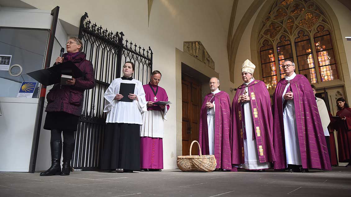 Zulassungsfeier für Erwachsene Taufbewerber mit Bischof Felix Genn. | Foto: Michael Bönte