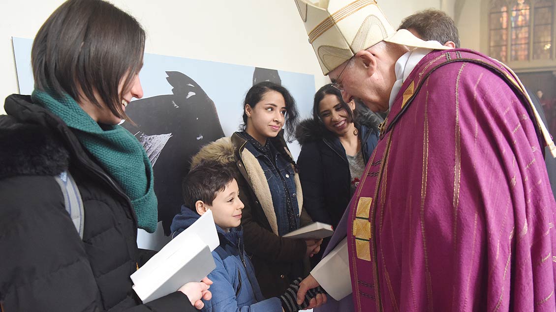 Zulassungsfeier für Erwachsene Taufbewerber mit Bischof Felix Genn. | Foto: Michael Bönte