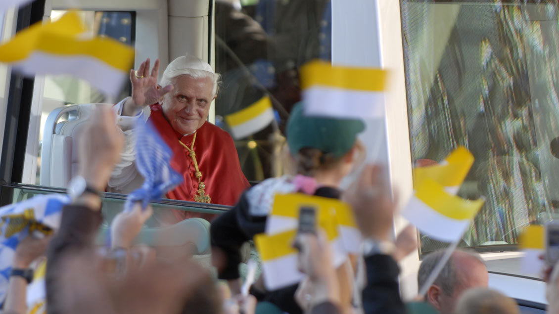 Papst Benedikt fährt nach seiner Audienz über den Marienplatz in München. Foto: Michael Bönte
