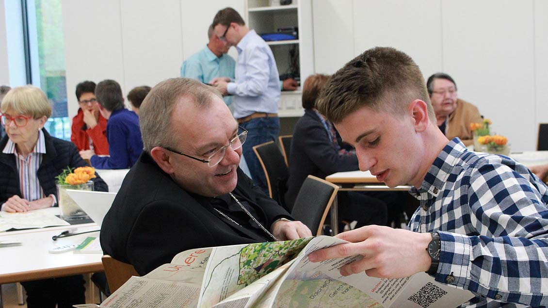 Weihbischof Christoph Hegge unterhält sich mit Martin Licher (r.) über den neuen Pastoralplan und die Jugendarbeit in Lienen. Foto: Marie-Theres Himstedt