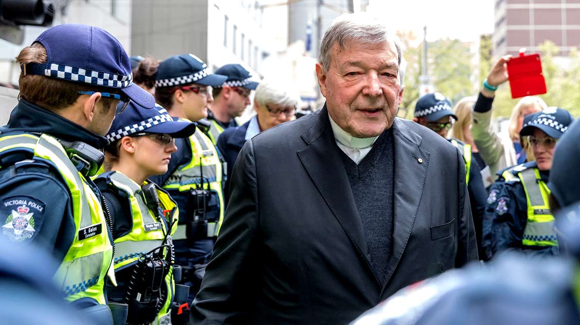 Kardinal George Pell nach einer Anhörung in einem Gericht von Melbourne/Australien im Oktober 2017. Archiv-Foto: Mark Dadswell (Reuters)