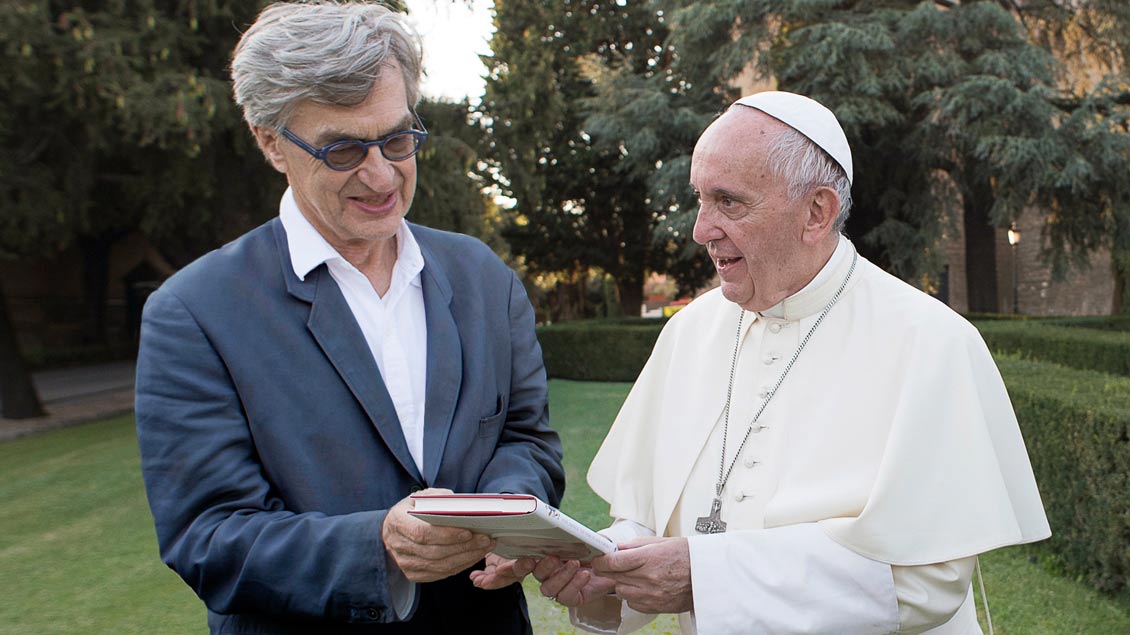 Wim Wenders mit Papst Franziskus bei den Dreharbeiten im Vatikan.