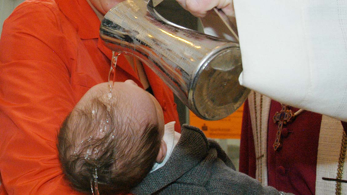 Taufe eines Säuglings Foto: Michael Bönte