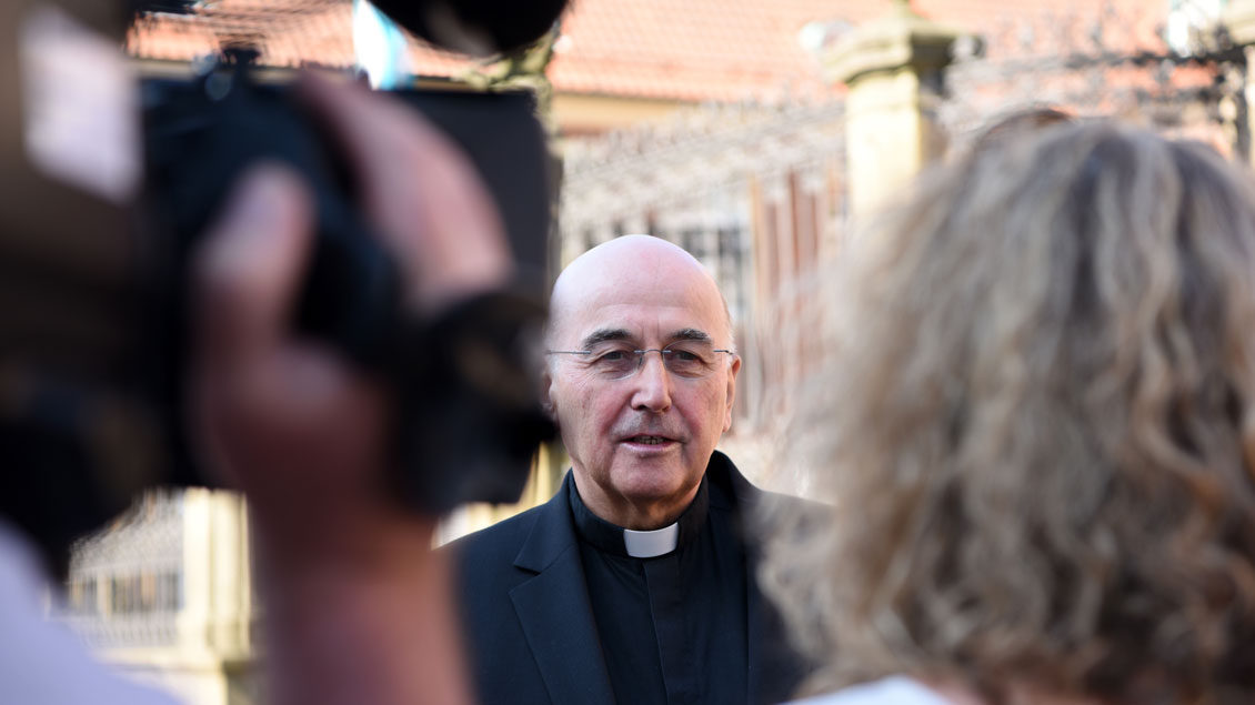 Bischof Felix Genn gibt erste Interviews. Über 1.000 Journalisten berichten vom Katholikentag in Münster. | Foto: Michael Bönte