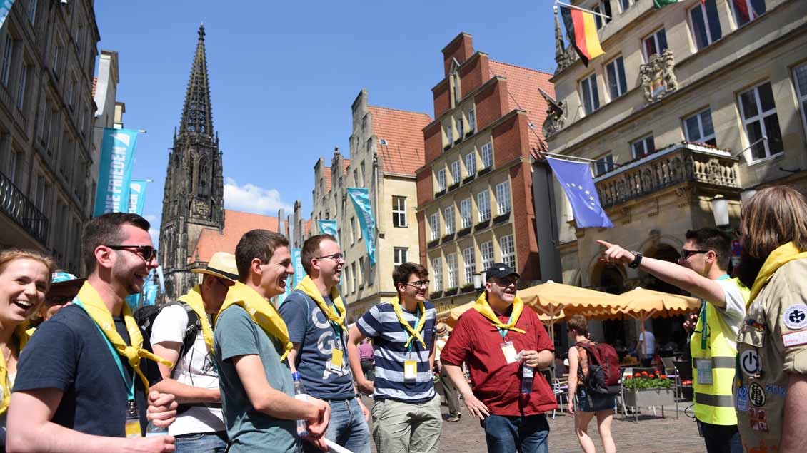 Aufgabenverteilung in Münsters "guter Stube", dem Prinzipalmarkt, für einige der 2.000 ehrenamtlichen Helfer. | Foto: Michael Bönte