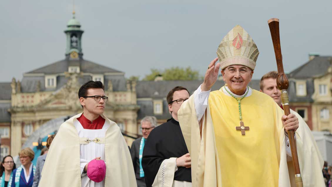 Bischof Felix Genn nach dem feierlichen Himmelfahrts-Gottesdienst auf dem Münsteraner Schlossplatz. | Foto: Michael Bönte.