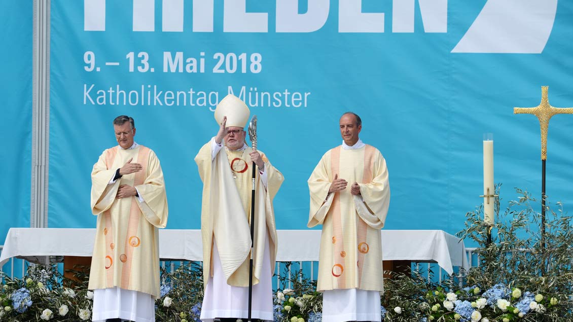 Schlusssegen von Kardinal Reinhard Marx beim Abschlussgottesdienst des Katholikentages in Münster. | Foto: Michael Bönte