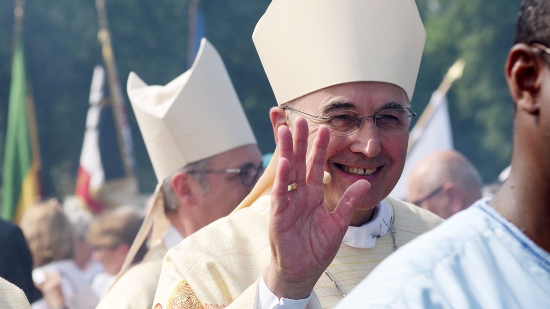 Ein fröhlicher Bischof Felix Genn winkte den Gottesdienst-Teilnehmern zu. | Foto: Michael Bönte