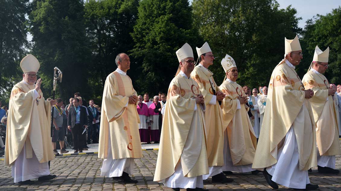 Zahlreiche Bischöfe nahmen am Abschlussgottesdienst des Katholikentages vor dem Schloss in Münster teil. | Foto: Michael Bönte