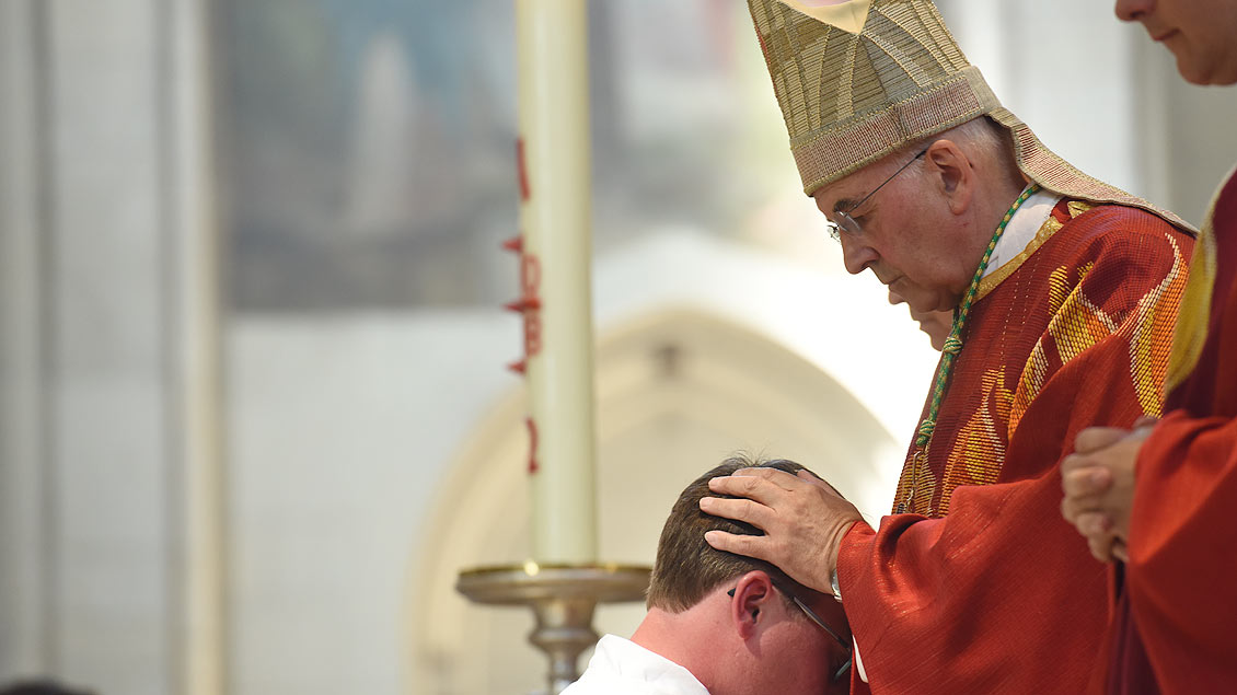 Bischof Felix Genn legt Niklas Benting die Hände auf. | Foto: Michael Bönte