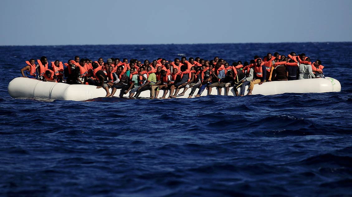 Flüchtlingsboot auf dem Mittelmeer Foto: Reuters