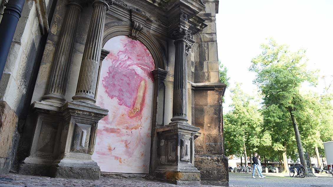 "Narben hinterlassen" von Amelie Hirsch - Kunst im Seitenaltar vor dem Dom. | Foto: Michael Bönte