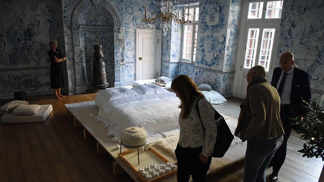 "Hortus Conclusus" von Peter Lepp - gemütliches Schlafzimmer im historischen Kachelzimmer des Doms. | Foto: Michael Bönte