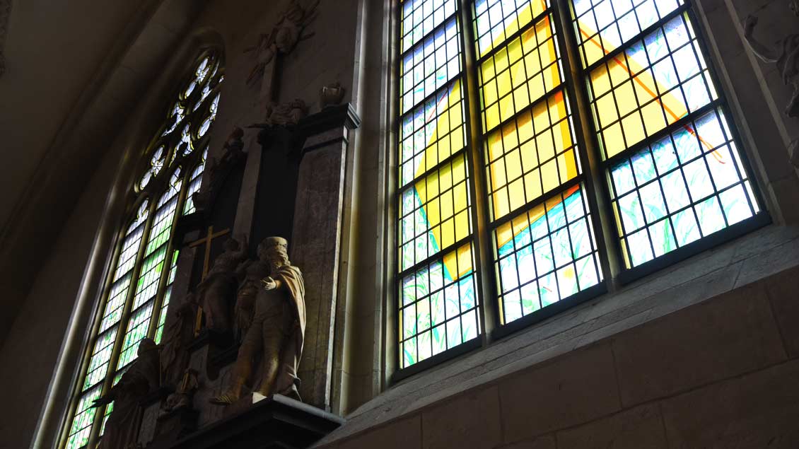 "Innerer Frieden" von Holger Küper - Glasmalerei auf alten Kirchenfenstern. | Foto: Michael Bönte