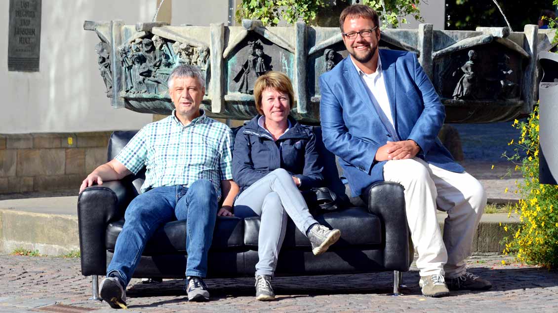 Freuen sich auf Sofa-Gäste (von links): Markus Austerhoff und Doris Weiß vom Pfarreirat sowie Pastoralreferent Ulrich Hagemann. Foto: Ann-Christin Ladermann (pbm)