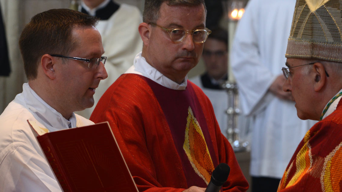 Thomas Berger (links) wurde 2014 von Bischof Felix Genn zum Priester geweiht.