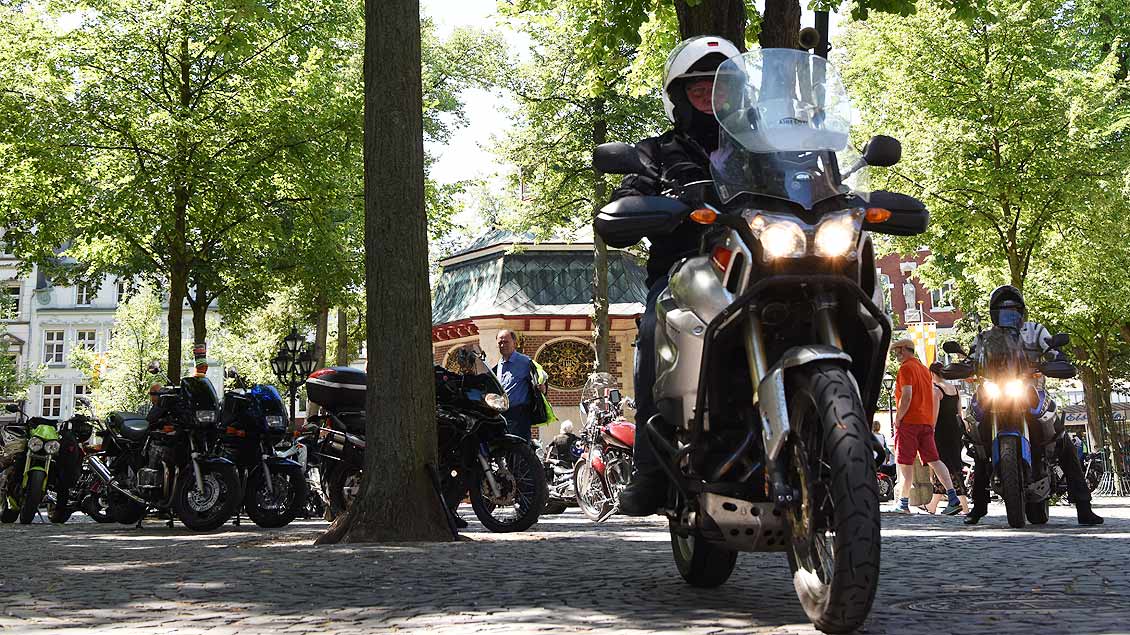 Die Linden auf dem Kapellenplatz spenden Schatten - für die Motorradfahrer heißt es: "Licht an!" | Foto: Michael Bönte