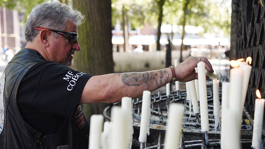 Viele Biker zünden Kerzen an, auch in Erinnerung an verünglückte Kameraden. | Foto: Michael Bönte