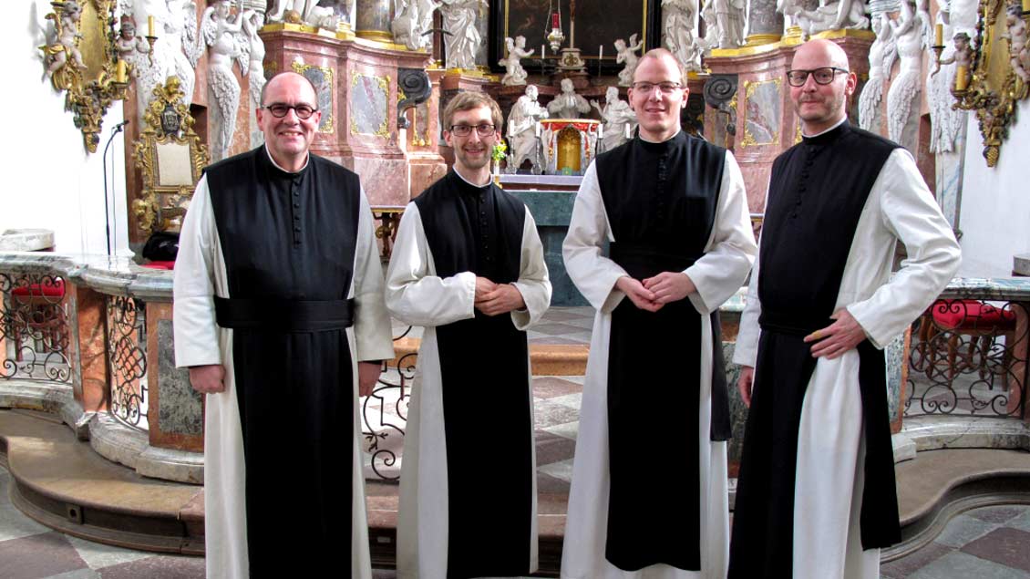 Vier der sechs Gründermönche von Neuzelle: Prior Simeon Wester, Frater Aloysius Maria Zierl, Pater Philemon Dollinger und Pater Kilian Müller bei einem früheren Besuch in Kloster Neuzelle.