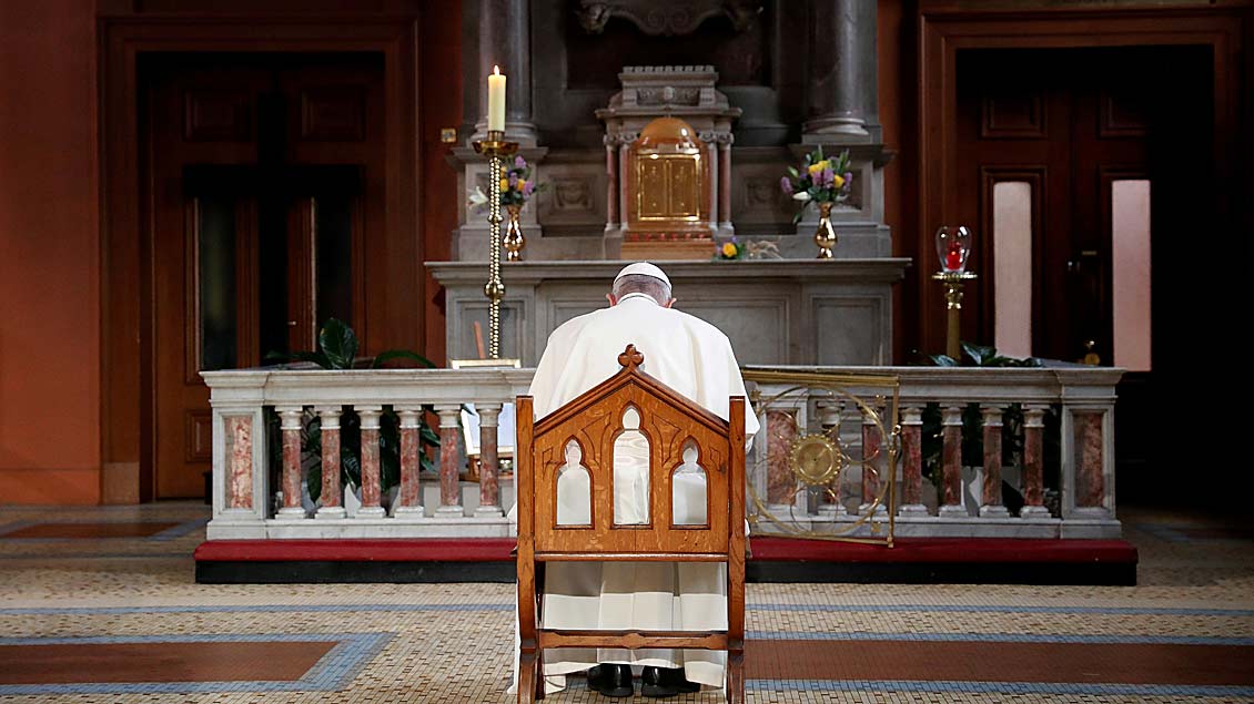 Franziskus betet für Missbrauchsopfer