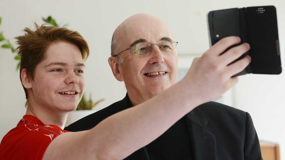 Auch wenn der Bischof kommt: Selfies in der Schule bleiben möglich - solange die Schule Handys nicht verbietet.