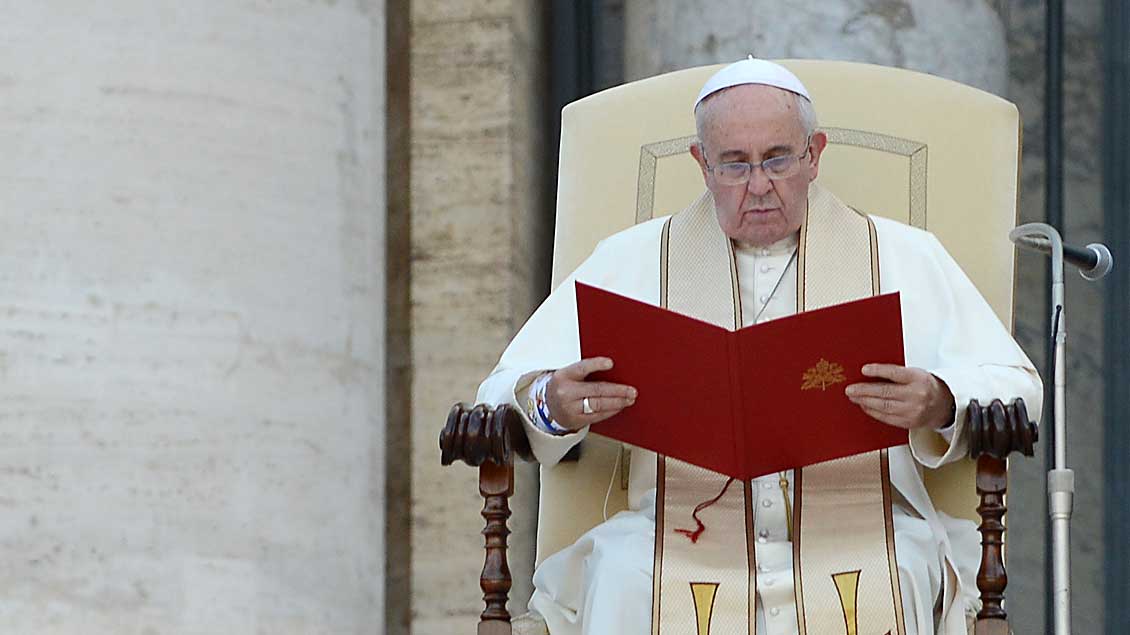Papst Franziskus hat einen chilenischen Geistlichen, gegen den wegen Missbrauch ermittelt wird, in den Laienstand versetzt.