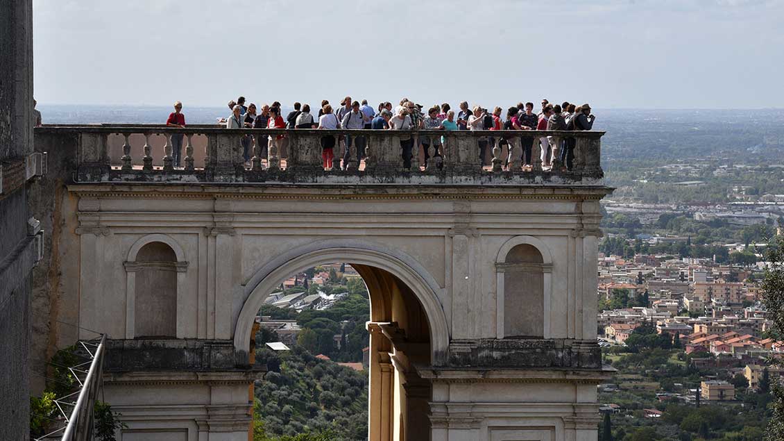 Einige Oldenburger auf der Aussichtsterasse deR Villa D’Este in Tivoli. | Foto: Ludger Heuer (BMO)